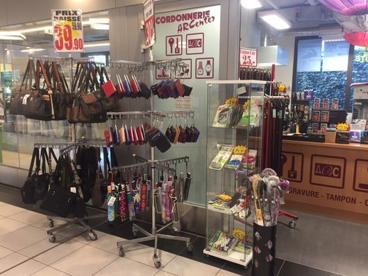 Vente de ceintures et sacs Vernier