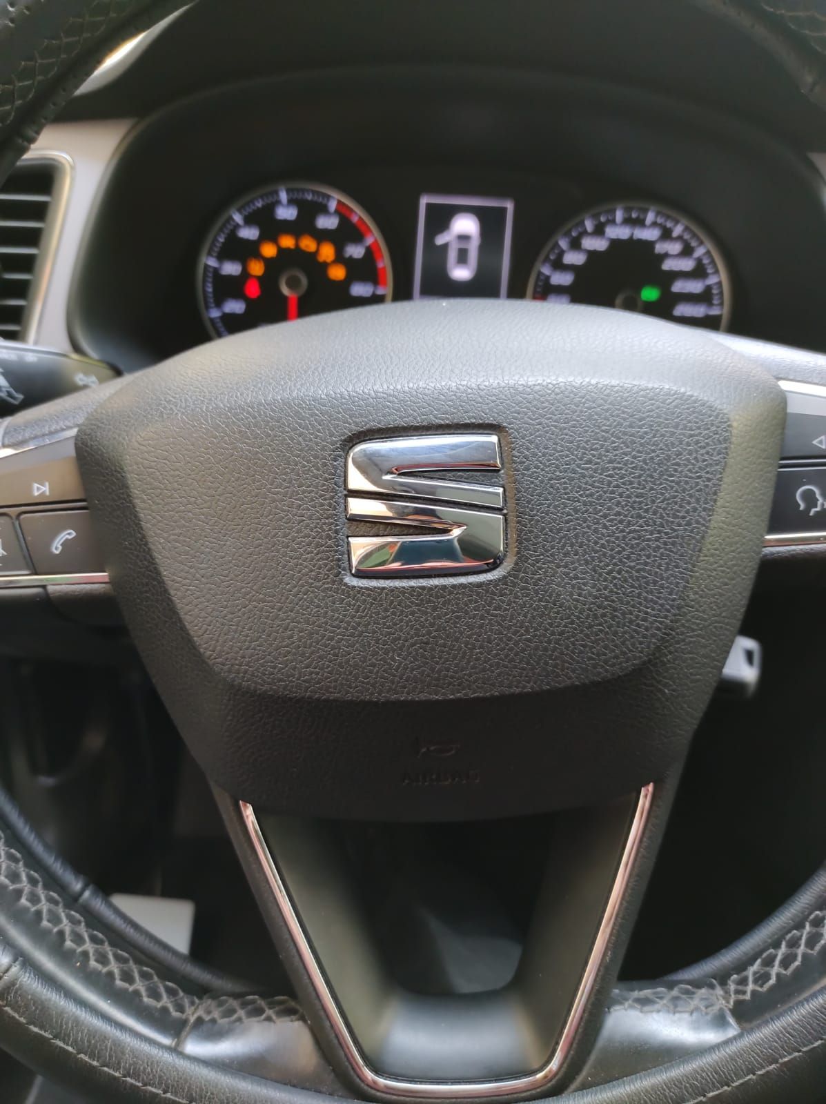 Se muestra el volante de un coche Seat