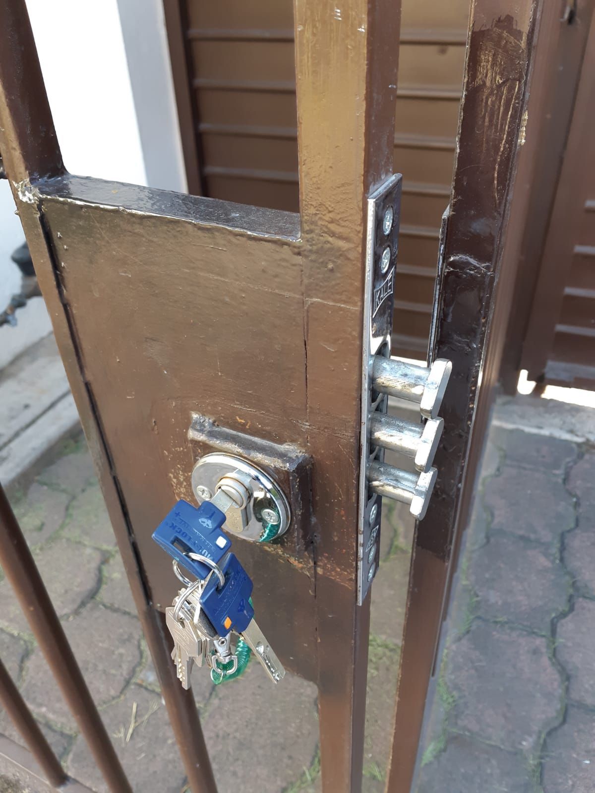 Un primer plano de una puerta con cerradura y llaves.