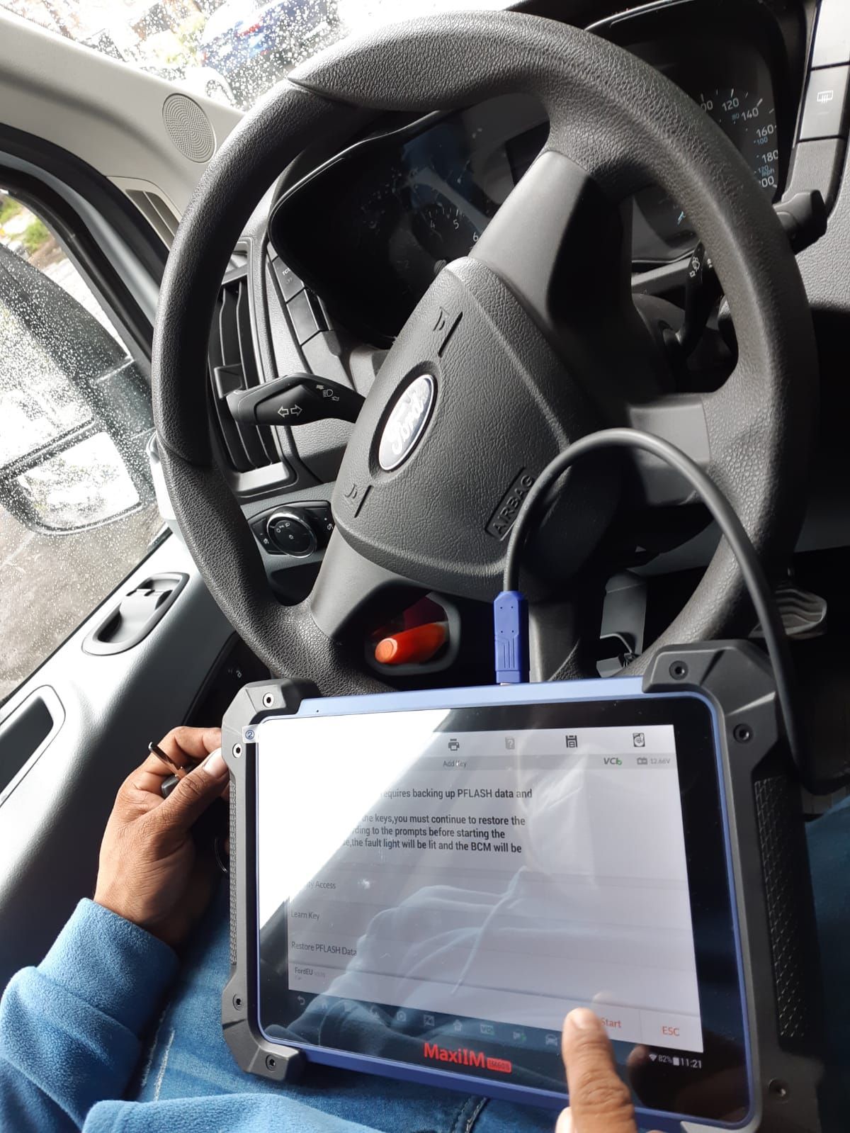 Una persona está usando una tableta en un automóvil.