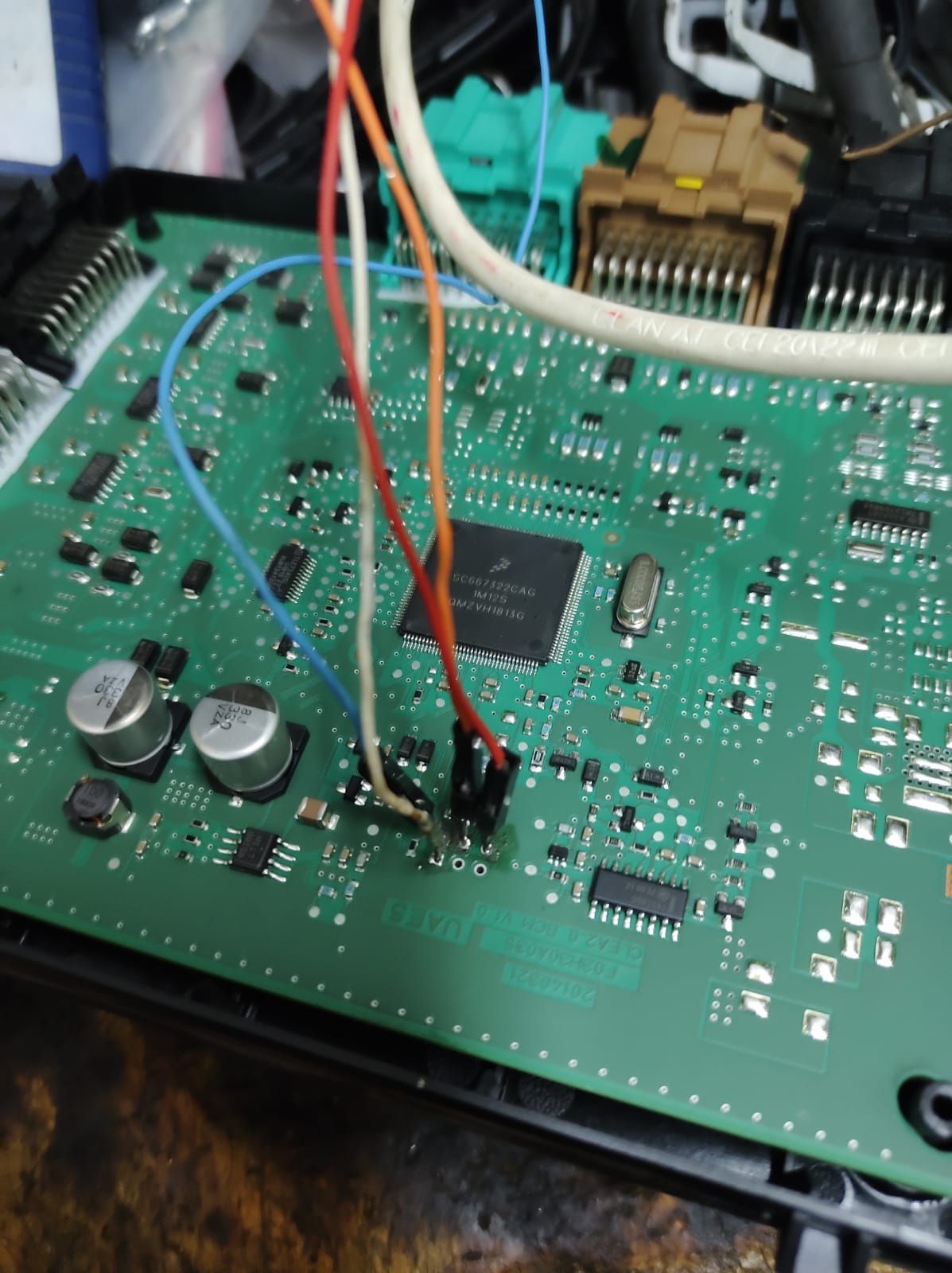 Una placa base verde con muchos cables.