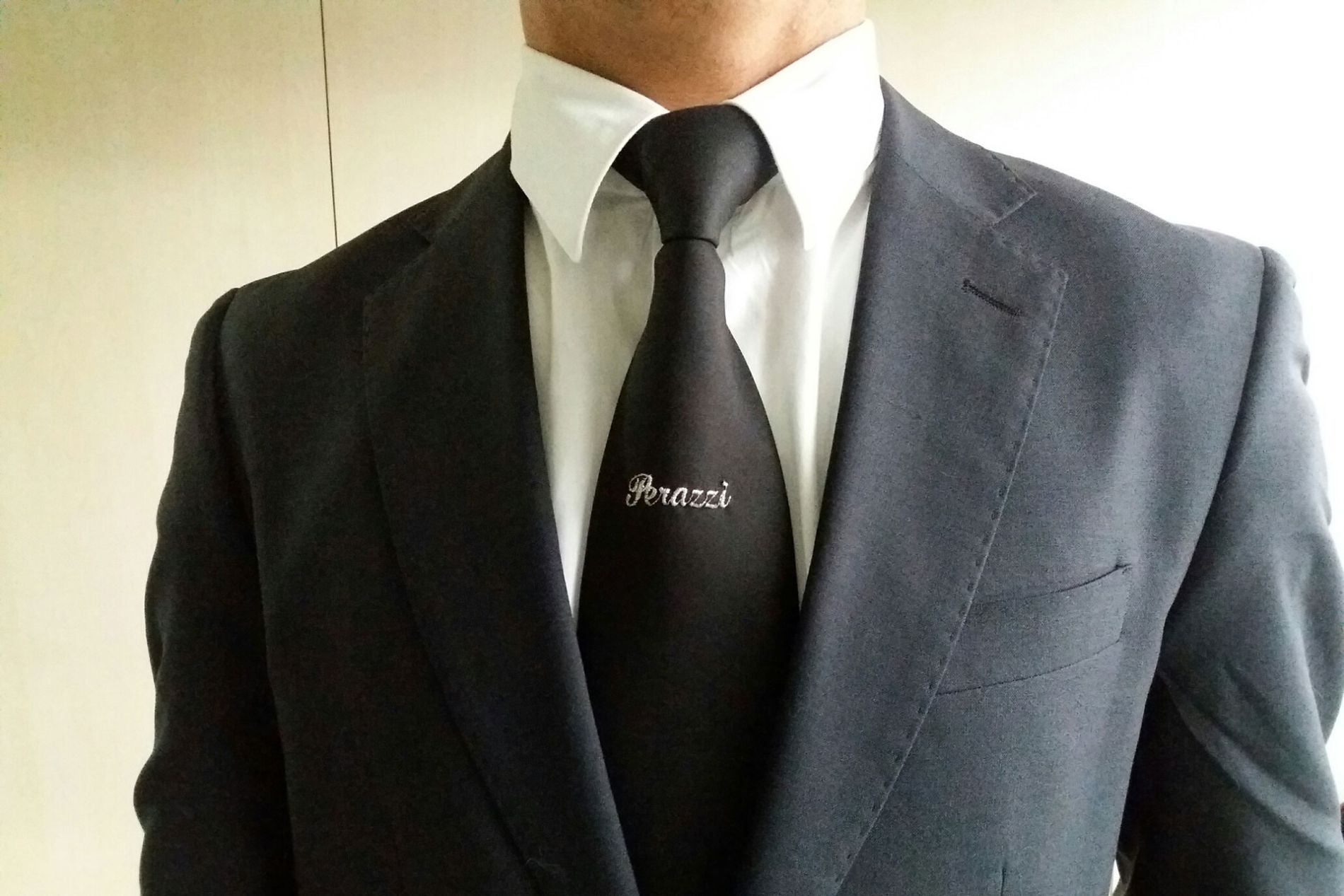 Uomo con cravatta nera