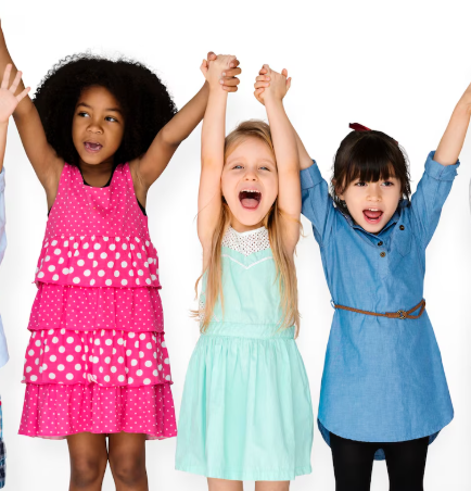 Niños cogidos de la mano, con los brazos en alto, celebrando y sonriendo. Fondo blanco.