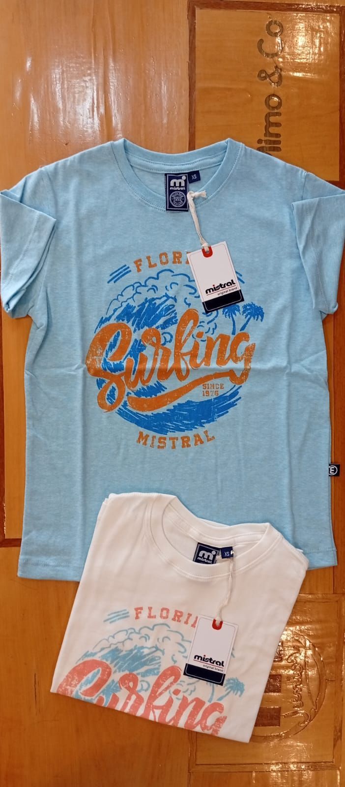 Dos camisetas, una azul claro y otra blanca, con el estampado