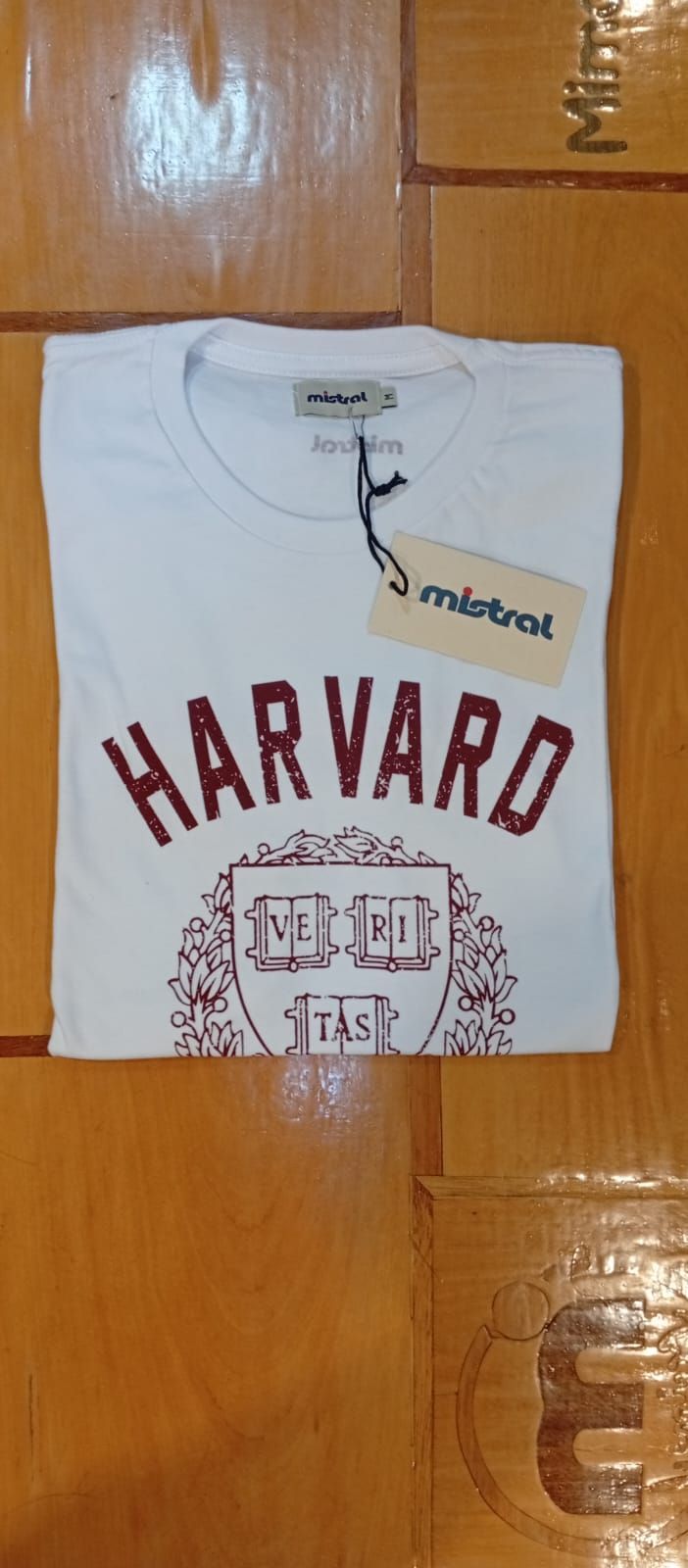 Camiseta blanca con la palabra