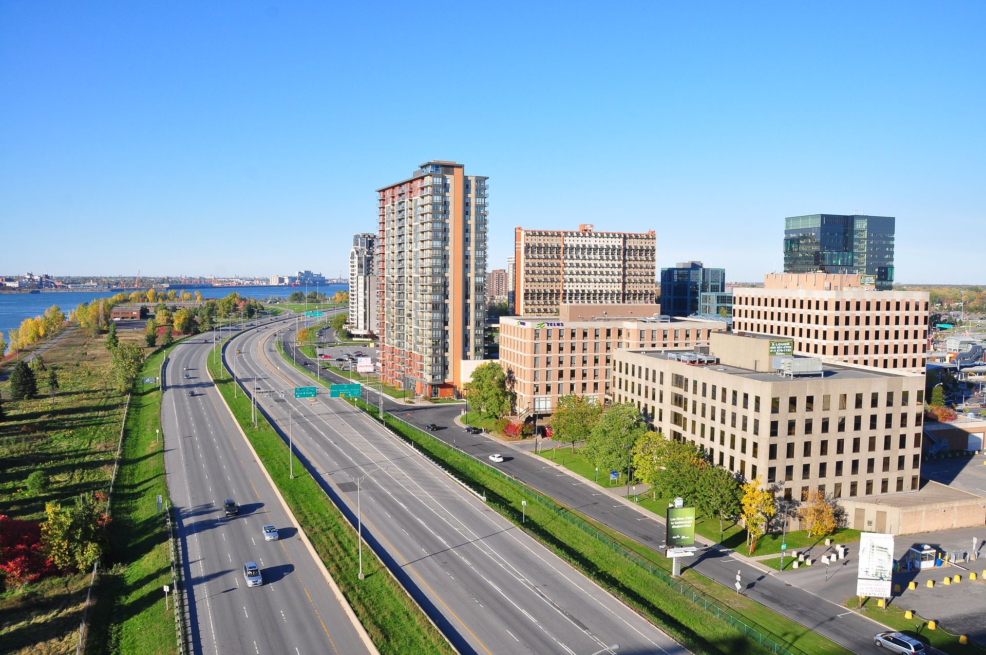 Une vue aérienne d'une autoroute traversant une ville.