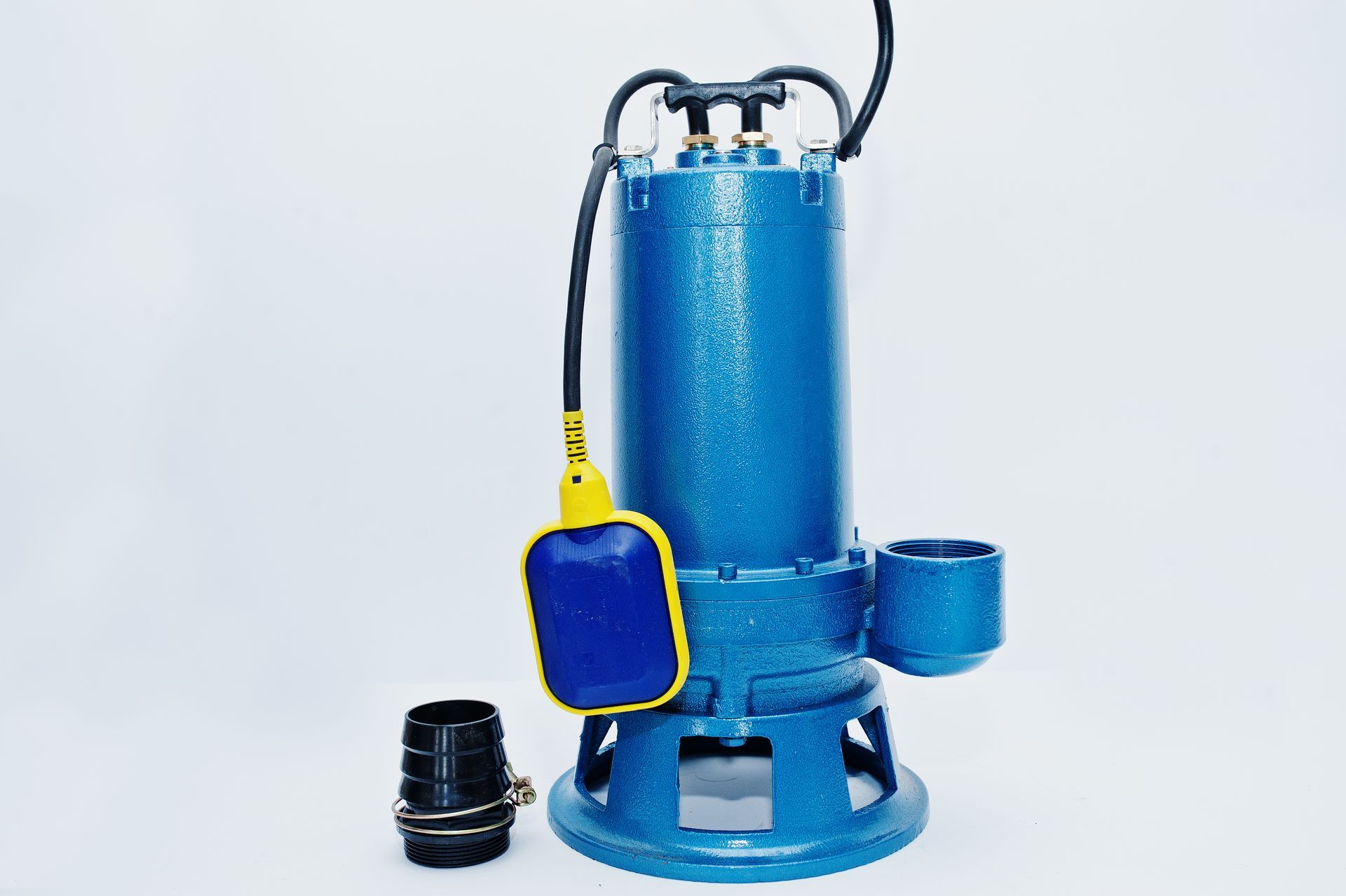 Une pompe à eau bleue avec un flotteur jaune et un tuyau noir attaché.