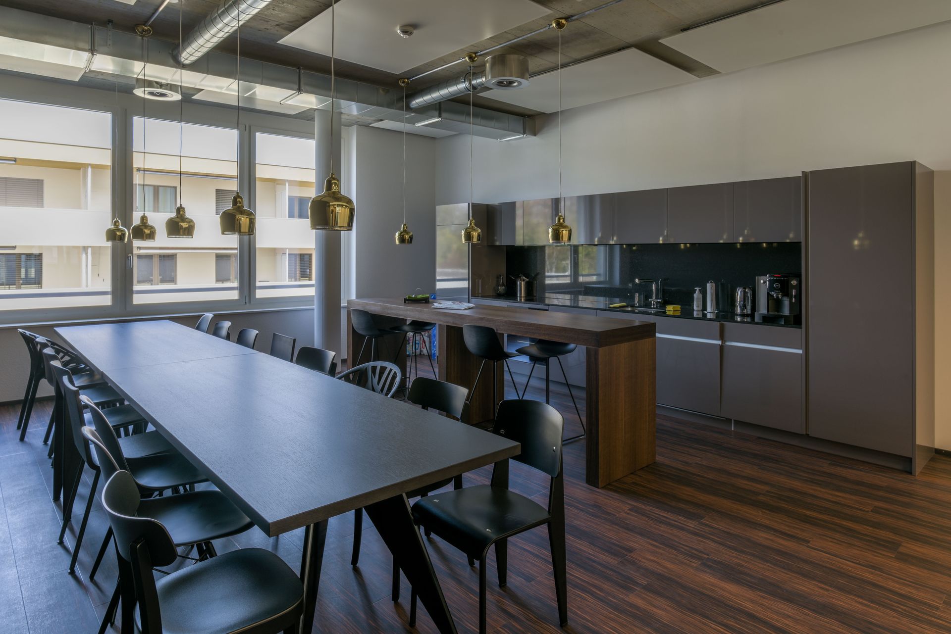 Une cuisine avec une longue table et des chaises