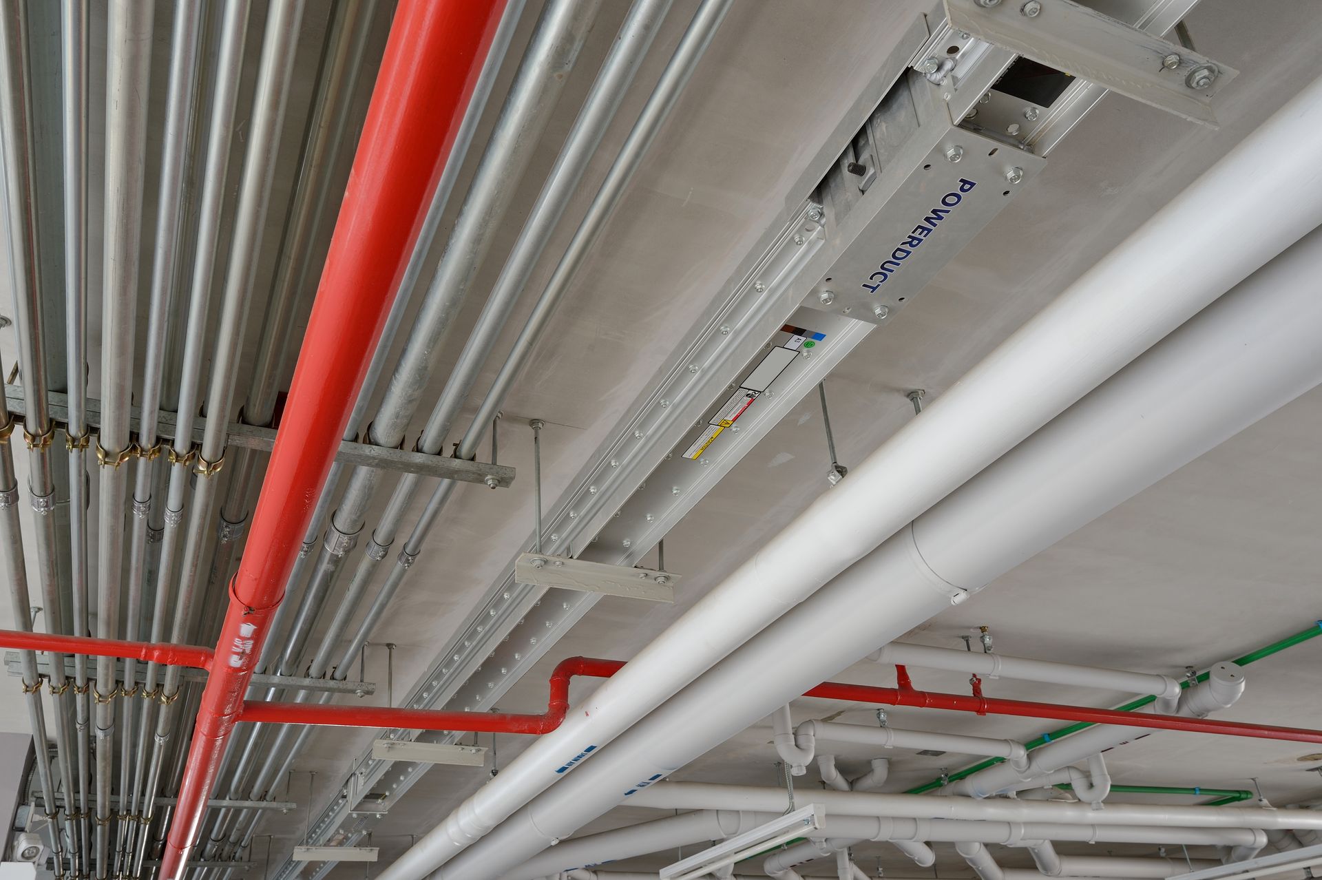 Un tas de tuyaux pendent du plafond d'un bâtiment