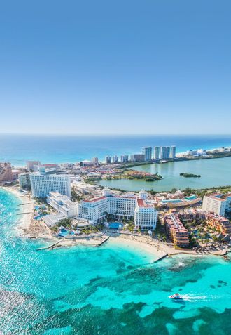 Un hombre y una mujer caminan por la playa.