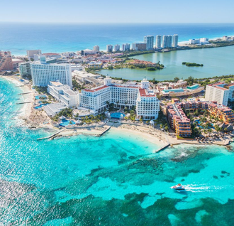 Un hombre y una mujer caminan por la playa.