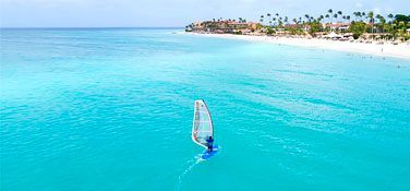 Un grupo de personas juega al frisbee en la playa.