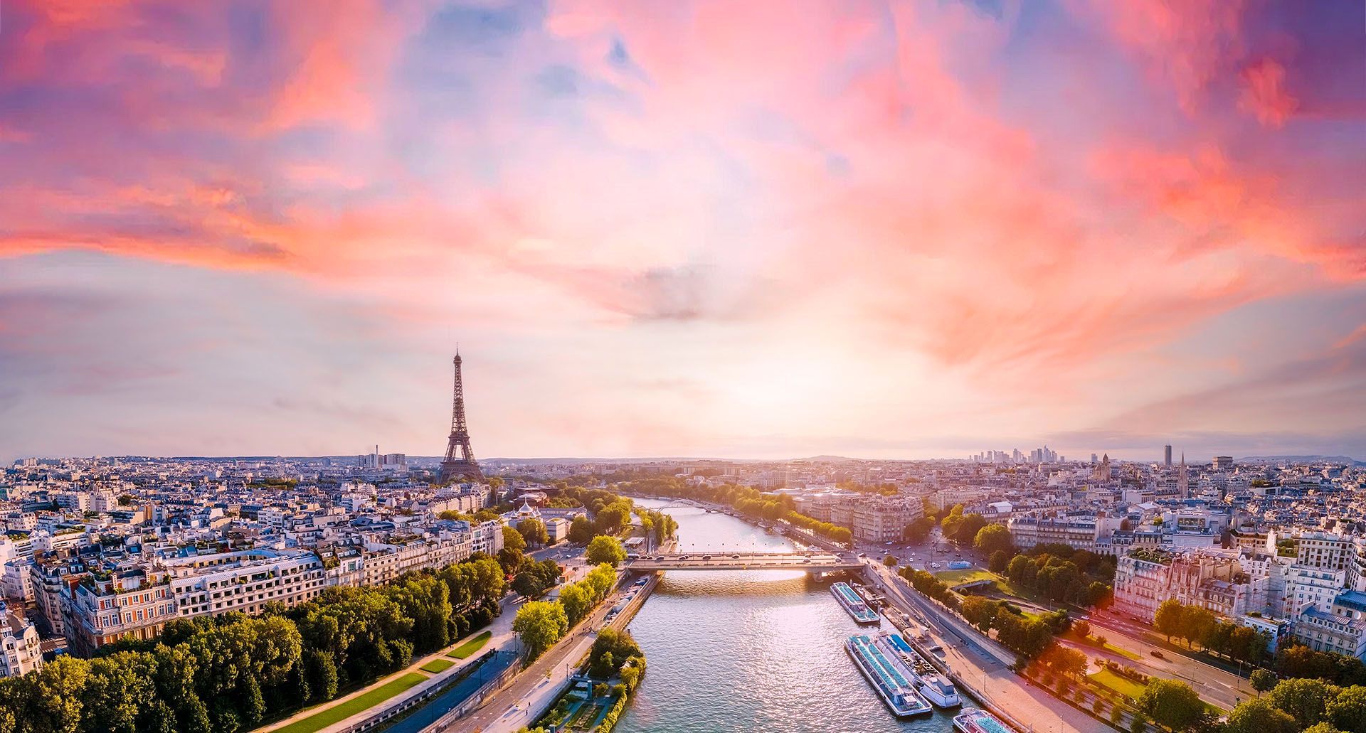 Una vista aérea de un gran edificio con una cúpula en una ciudad por la noche.