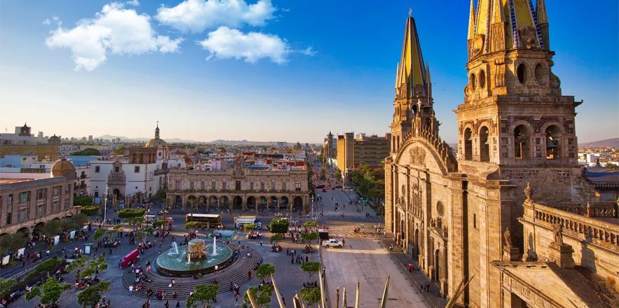 Una vista aérea de una ciudad con una gran catedral en el centro de ella.