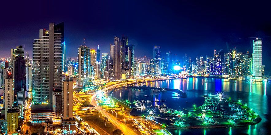 Un hombre y una mujer caminan por la playa.