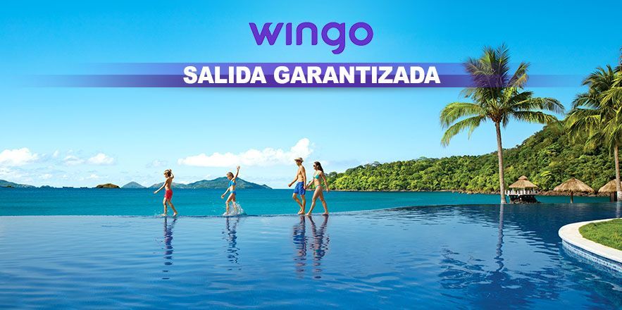 Un grupo de personas camina alrededor de una piscina infinita.