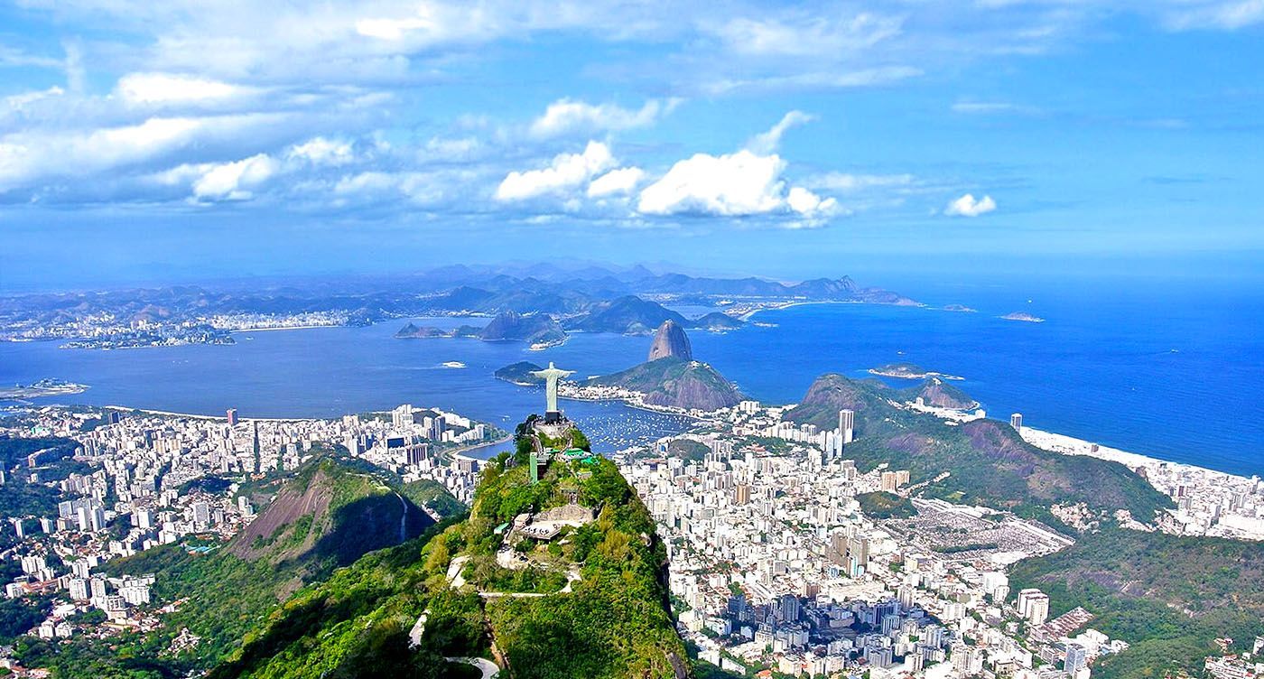 Una vista aérea de un gran edificio con una cúpula en una ciudad por la noche.