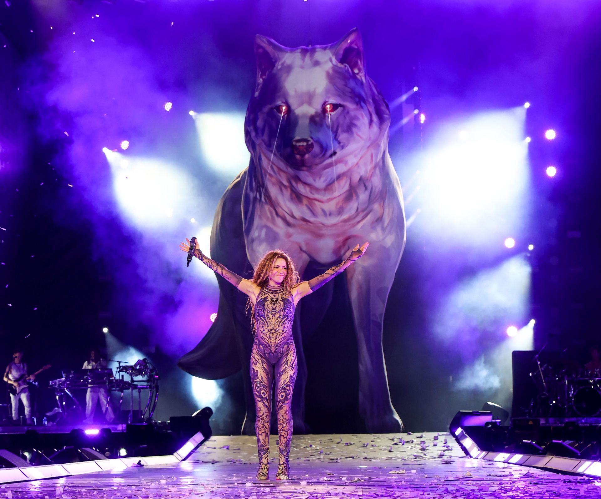 Un hombre y una mujer caminan por una playa con palmeras.