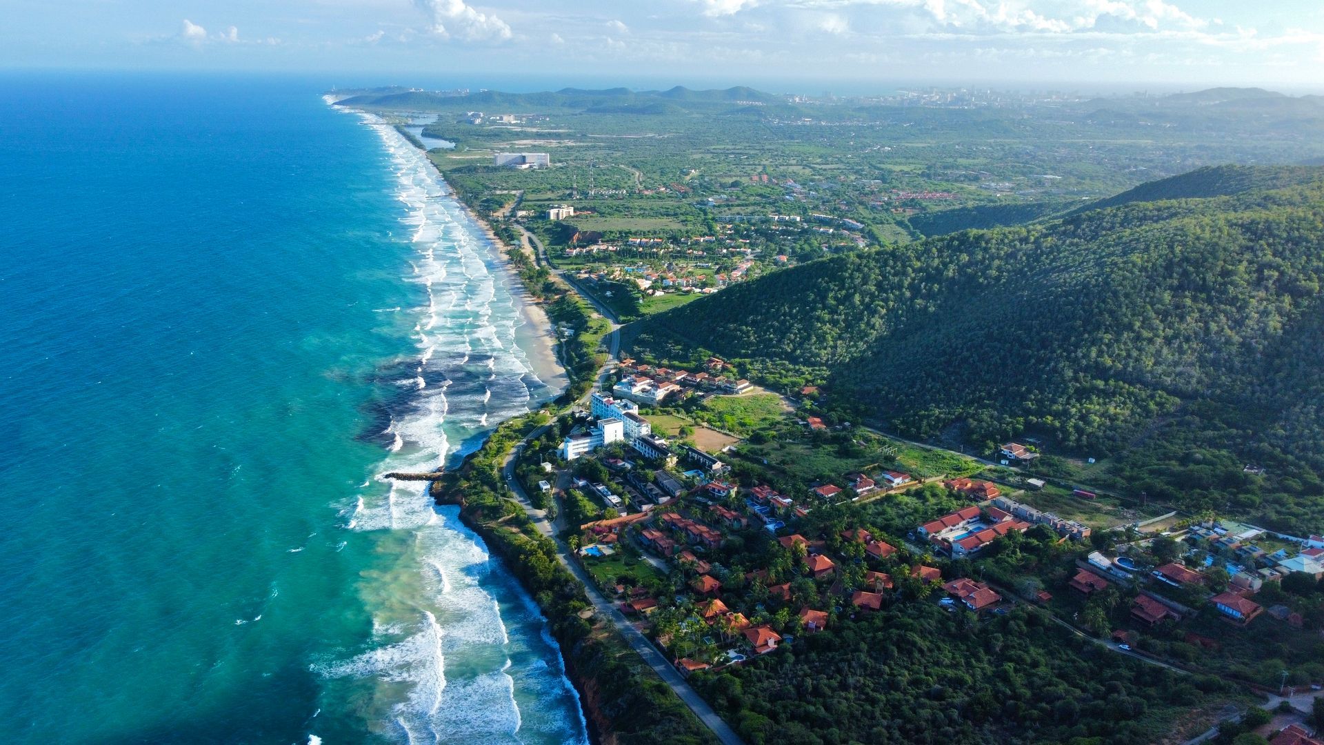 Una vista aérea de una ciudad en una pequeña isla en medio del océano.