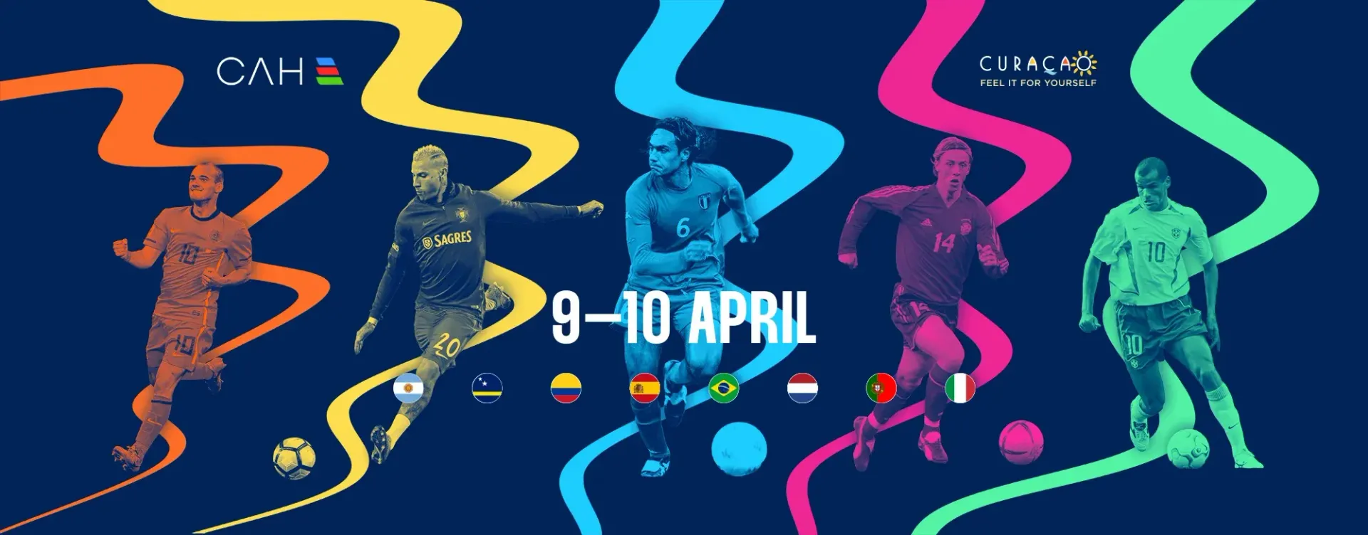 Un hombre y una mujer caminan por una playa con palmeras.