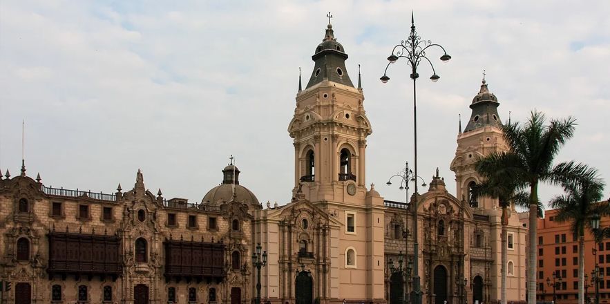 Un edificio grande con una torre encima.