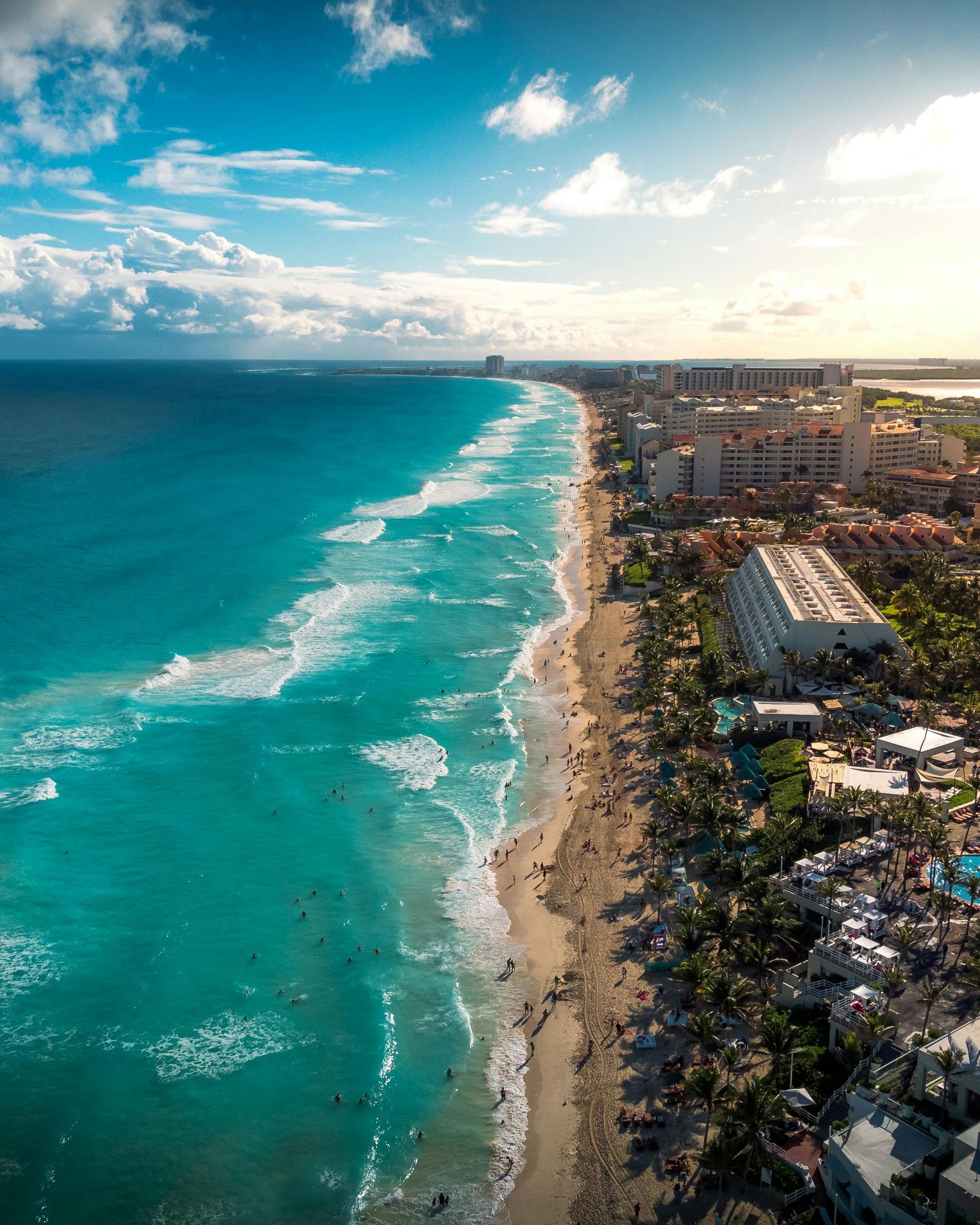 Un hombre y una mujer caminan por la playa.