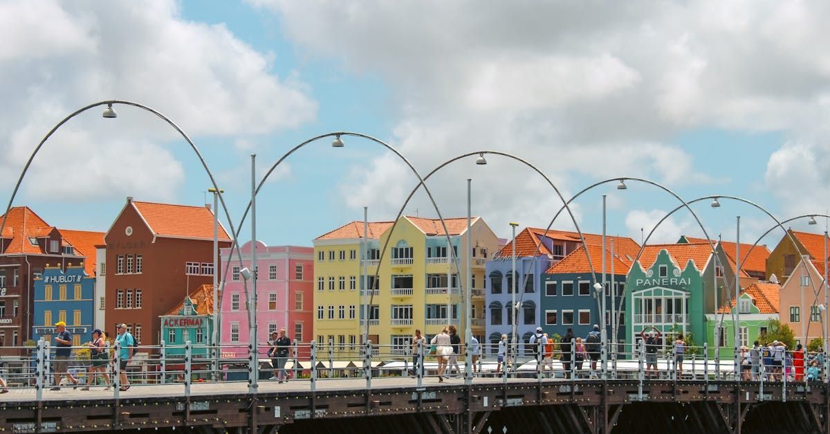 Un hombre y una mujer caminan por una playa con palmeras.