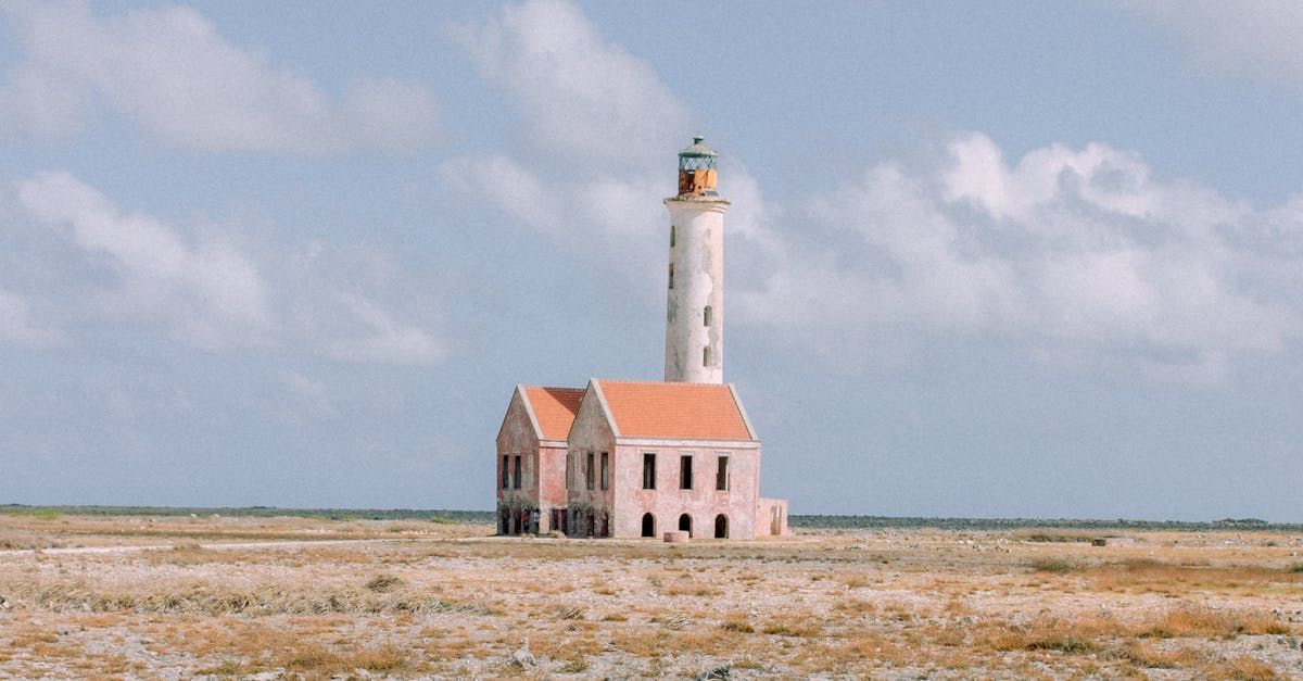 Hay un faro en el medio de un campo.