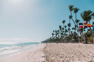 Un hombre y una mujer caminan por la playa.