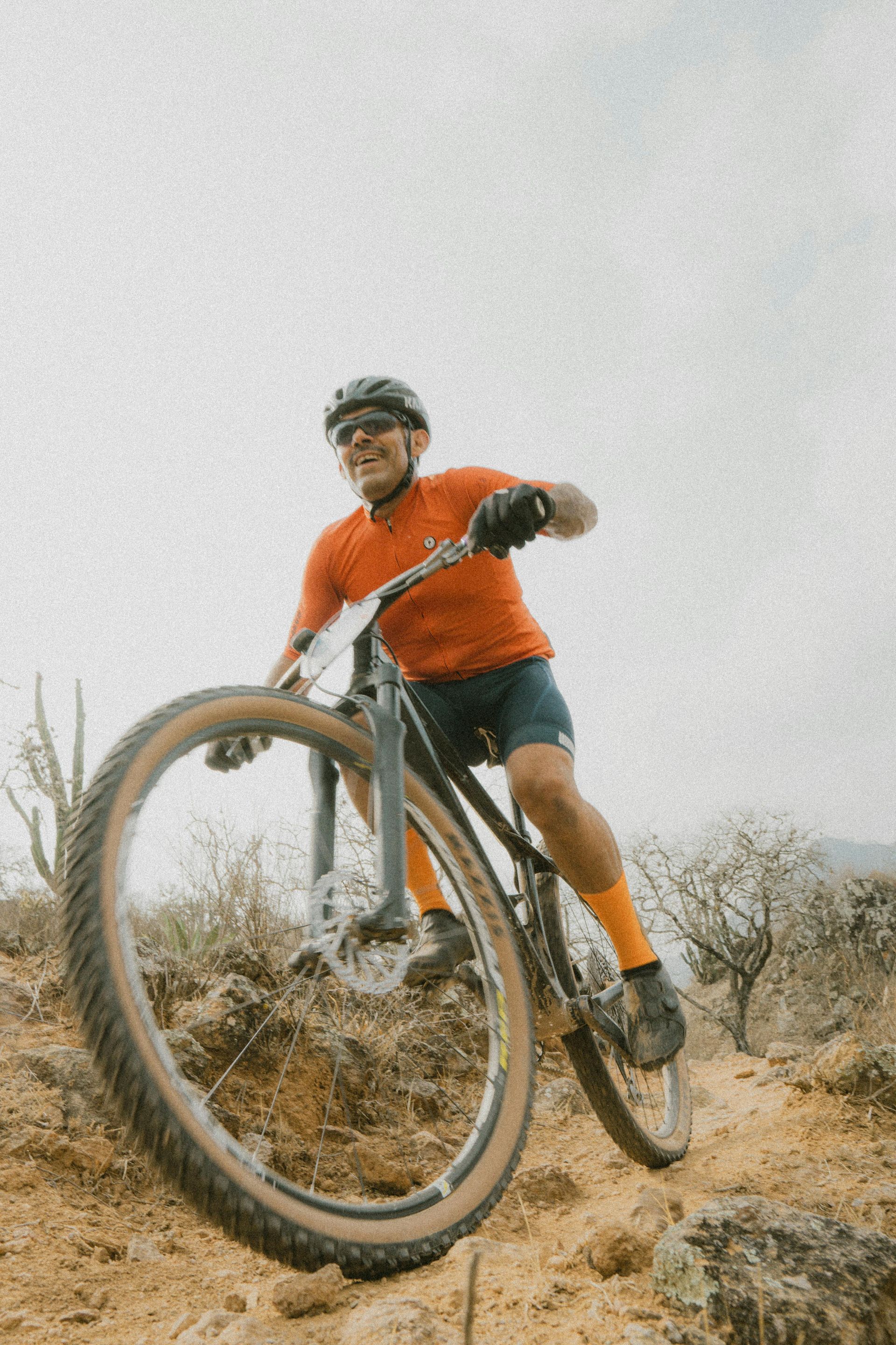 Un hombre y una mujer caminan por la playa tomados de la mano.