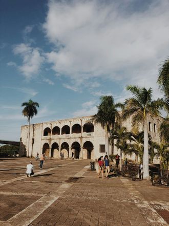 Un grupo de personas juega al frisbee en la playa.