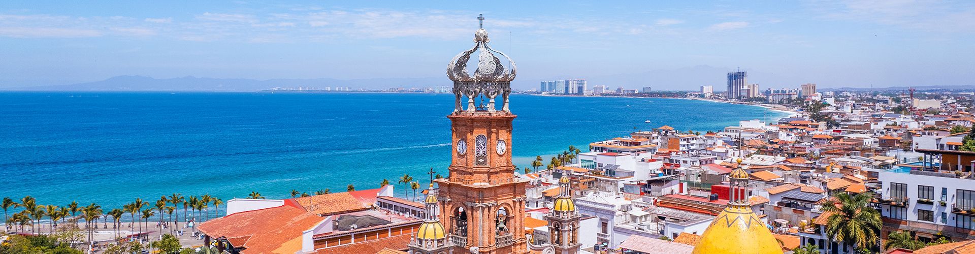 Una gran masa de agua con una ciudad al fondo.