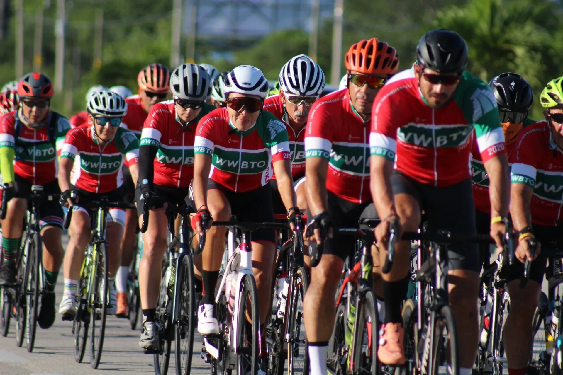 Un grupo de personas va en bicicleta por una carretera.