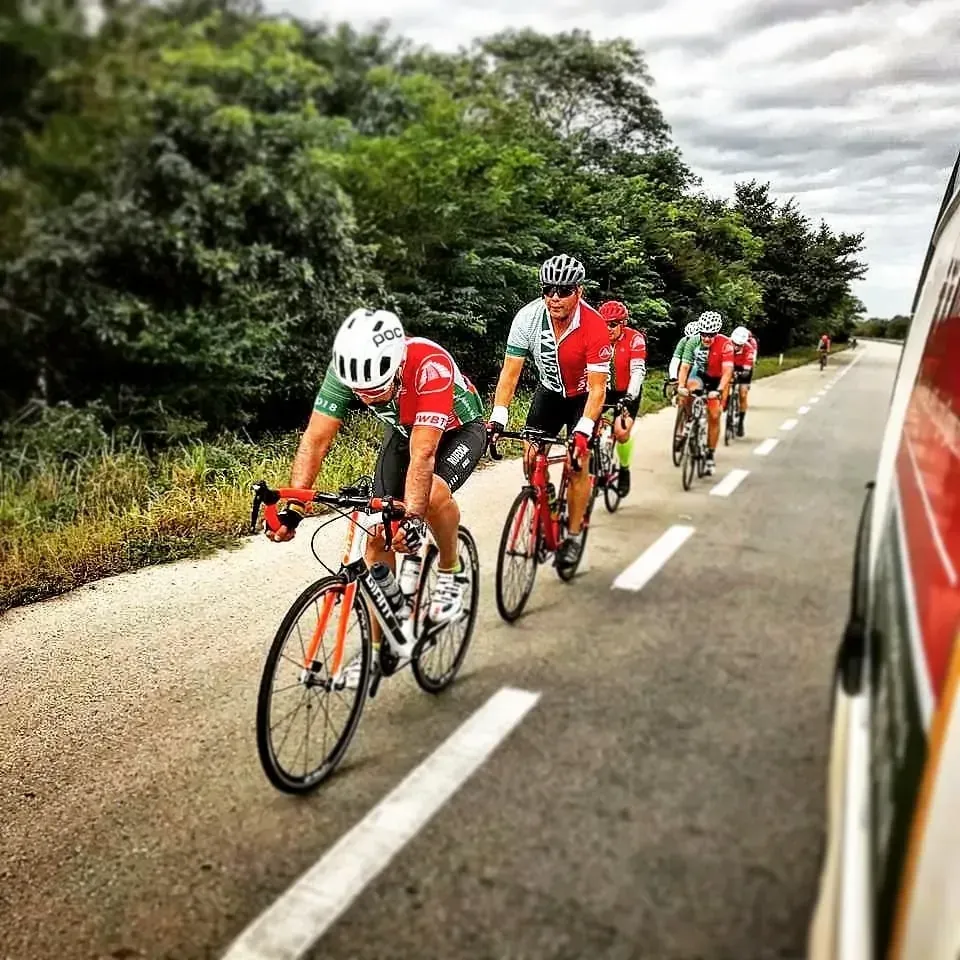 Un grupo de personas va en bicicleta por una carretera.