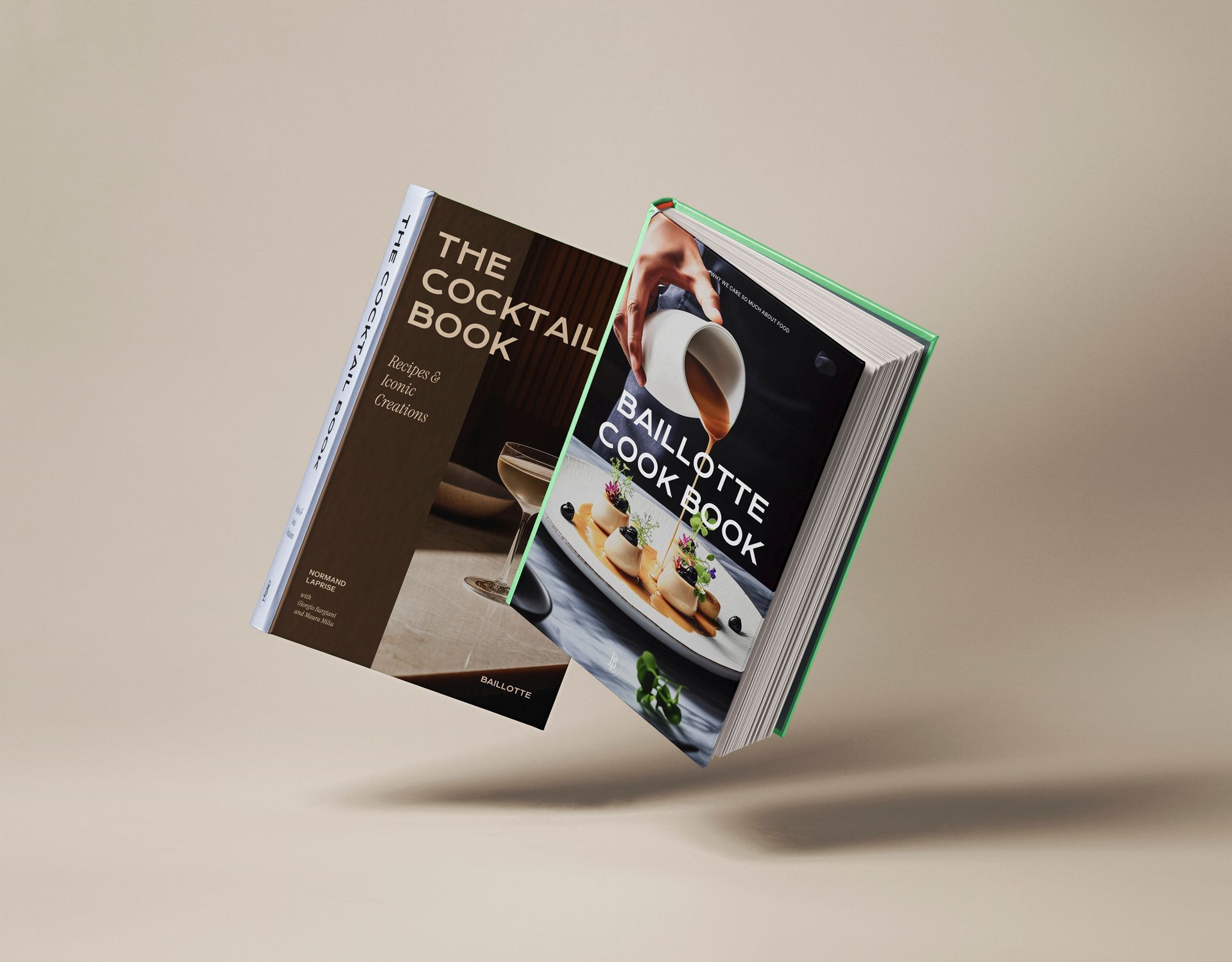 Zwei Kochbücher schweben in der Luft, eines davon aufgeschlagen mit einem Burger und Pommes auf dem Cover vor beigem Hintergrund.