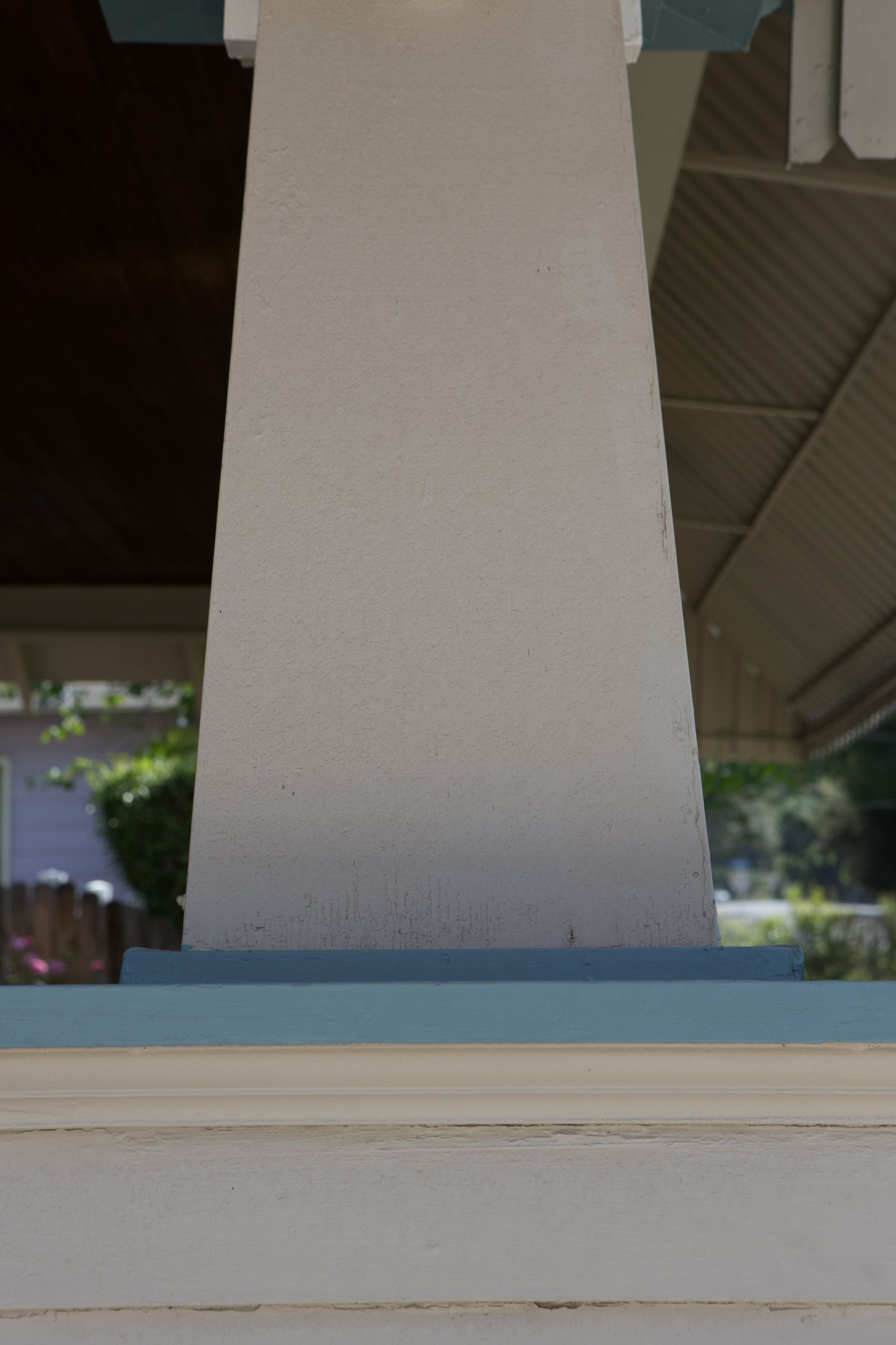 A white pillar with a blue stripe on the side of it