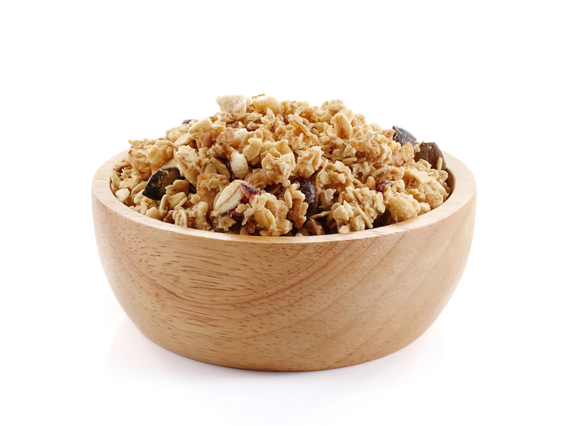 Granola en un recipiente de madera sobre un fondo blanco.