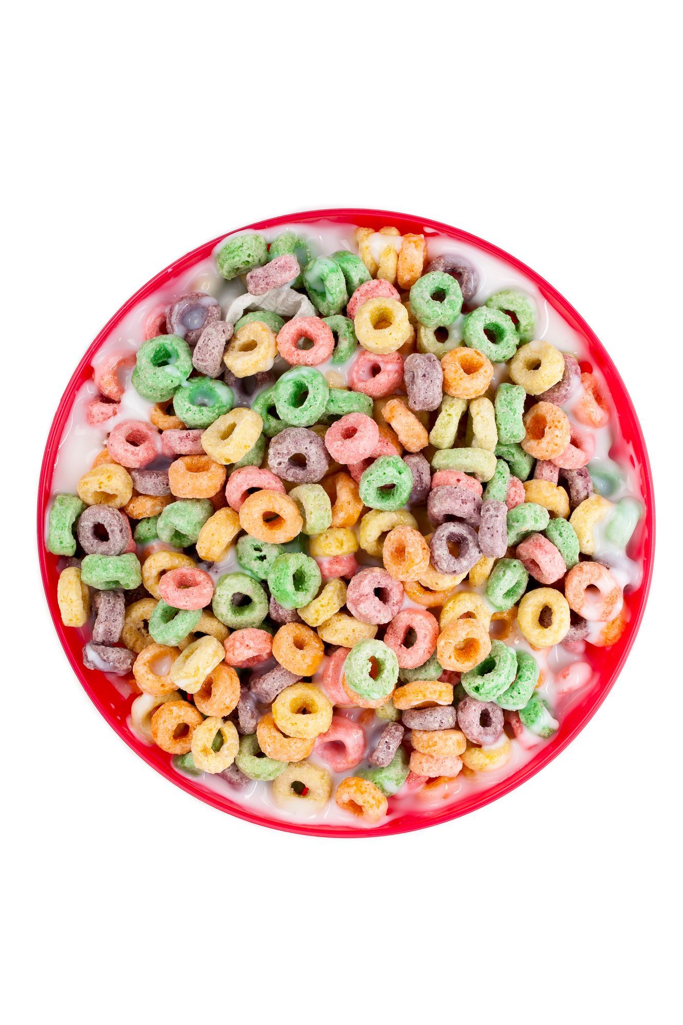Tazón de cereal colorido, en forma de anillo, en leche; tazón rojo, fondo blanco.