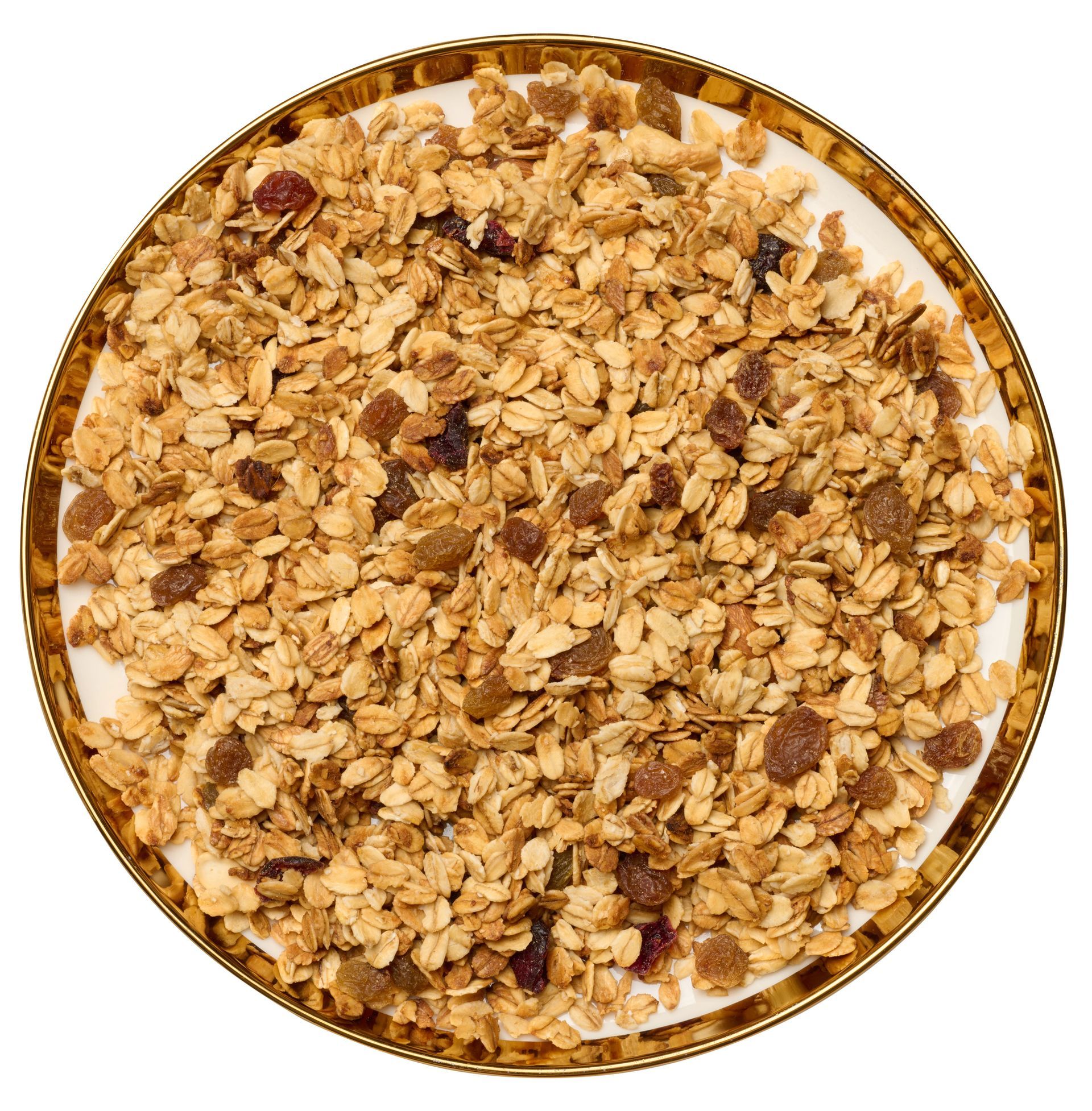 Granola con pasas en un bol blanco con borde dorado.
