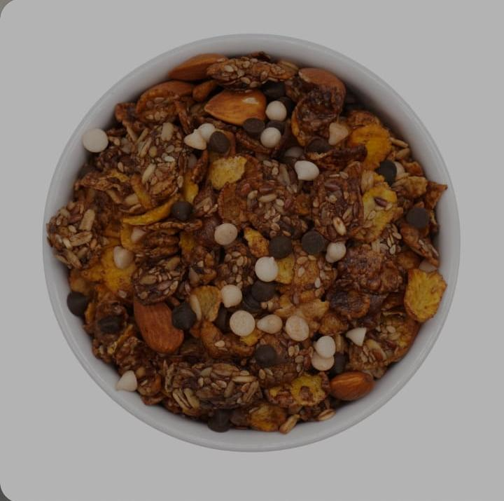 Tazón de granola con almendras y chips de chocolate.