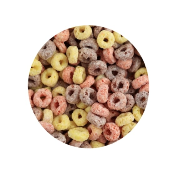 Primer plano de trozos de cereal coloridos, en forma de anillo: de color tostado, rosa y marrón.