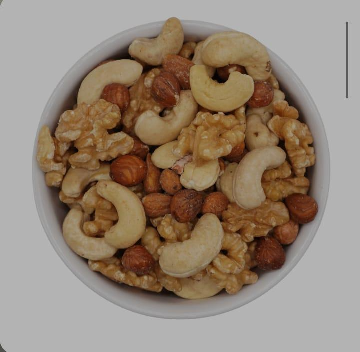 Tazón de frutos secos mixtos: anacardos, nueces, avellanas y almendras.