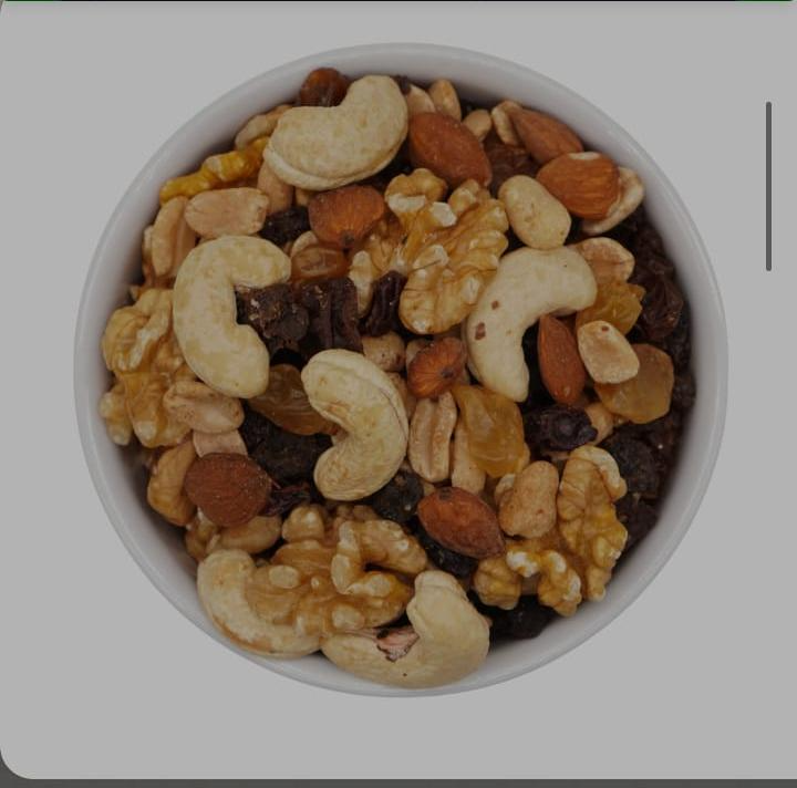 Tazón de frutos secos mixtos, que incluye anacardos, almendras, nueces y pasas.