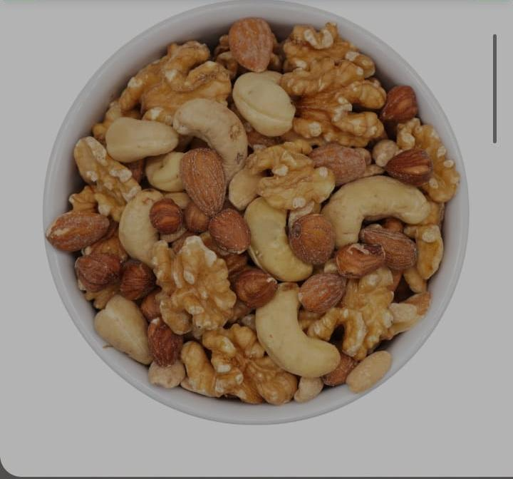 Tazón de frutos secos mixtos, que incluye nueces, almendras, anacardos y avellanas.
