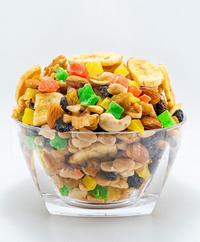 Tazón de mezcla de frutos secos: nueces, frutas deshidratadas, chips de plátano y fruta confitada.