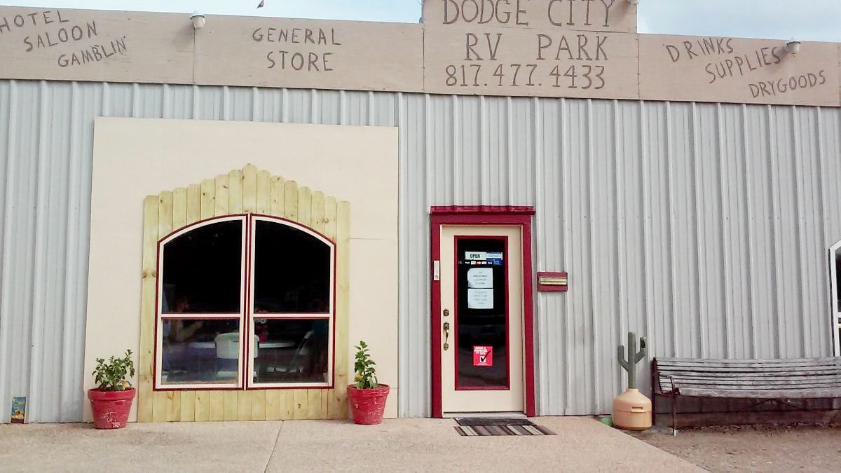 A building with a sign that says dodge city rv park