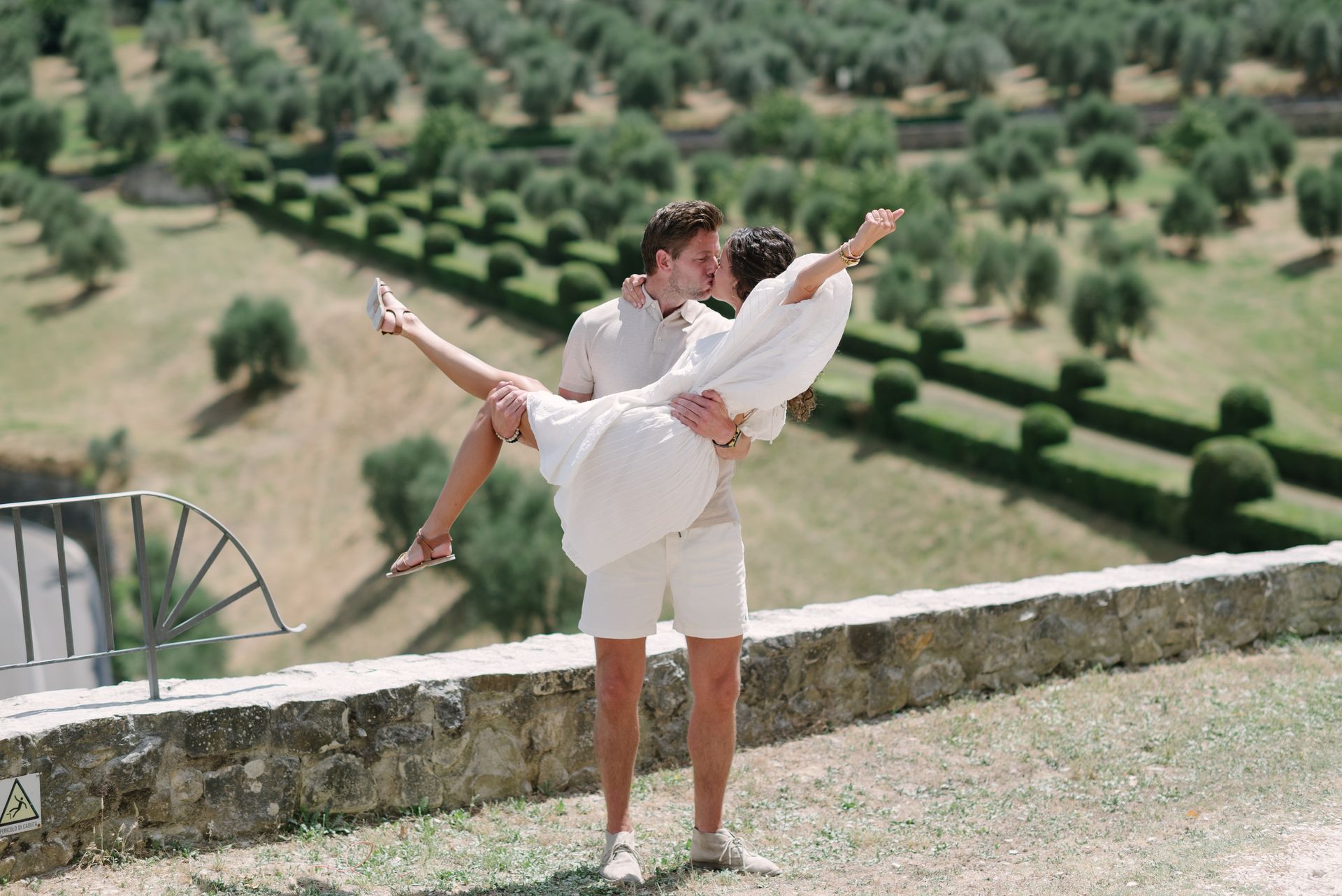 Een man houdt een vrouw in zijn armen en kust haar.