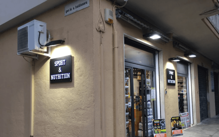 ingresso negozio con insegna illuminata