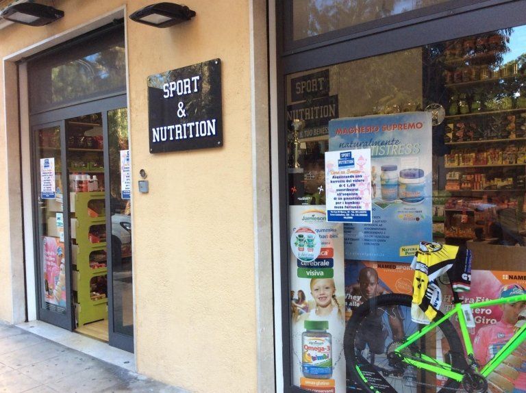 vetrina con insegna a parete