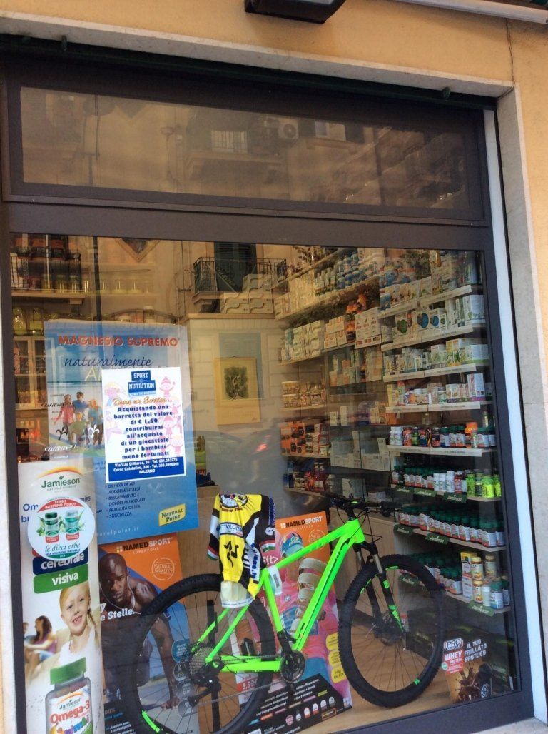 vetrina punto vendita di integratori